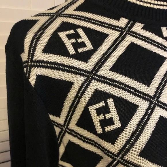 Vintage 1994 Fendi sweater in black and white - Picture 6 of 12